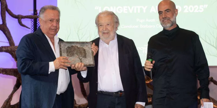 Il regista Pupi Avati riceve il Longevity Award 2025 a Porto Cervo