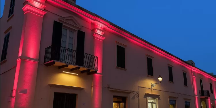 Palazzo del Marchese a Porto Torres illuminato di rosa