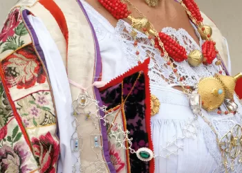 Particolare gioielli e abito tradizionale di Oliena
