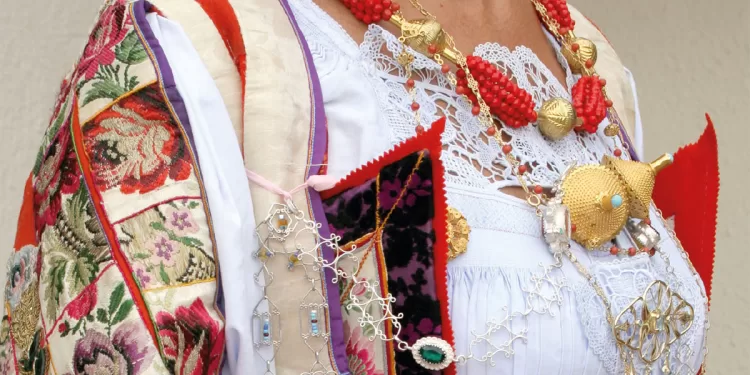 Particolare gioielli e abito tradizionale di Oliena