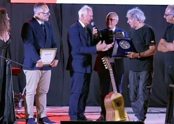 Eugenio Bennato riceve il Premio Maria Carta 2025 da Leonardo Marras
