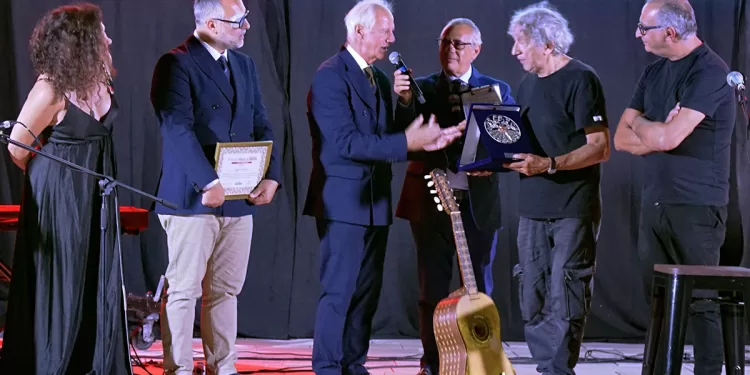 Eugenio Bennato riceve il Premio Maria Carta 2025 da Leonardo Marras