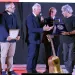 Eugenio Bennato riceve il Premio Maria Carta 2025 da Leonardo Marras