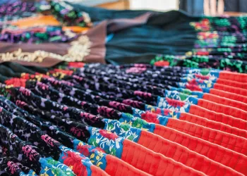 Un dettaglio dell'abito tradizionale di Lula. Foto ASPEN