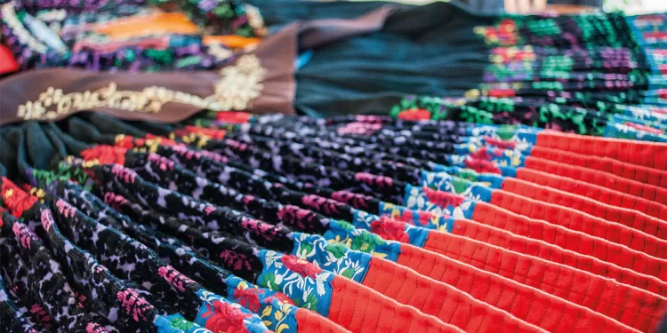 Un dettaglio dell'abito tradizionale di Lula. Foto ASPEN