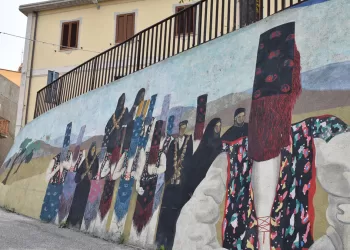 Il murale "Sas màscaras netas" a Lodè