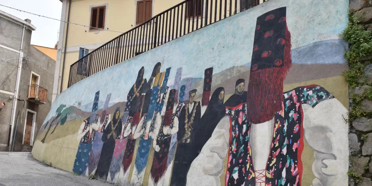 Il murale "Sas màscaras netas" a Lodè