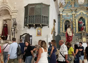 Visitatori nella Basilica di Sant’Agostino a Cagliari