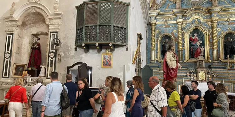 Visitatori nella Basilica di Sant’Agostino a Cagliari
