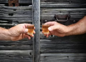 Brindisi con Vernaccia di Solarussa