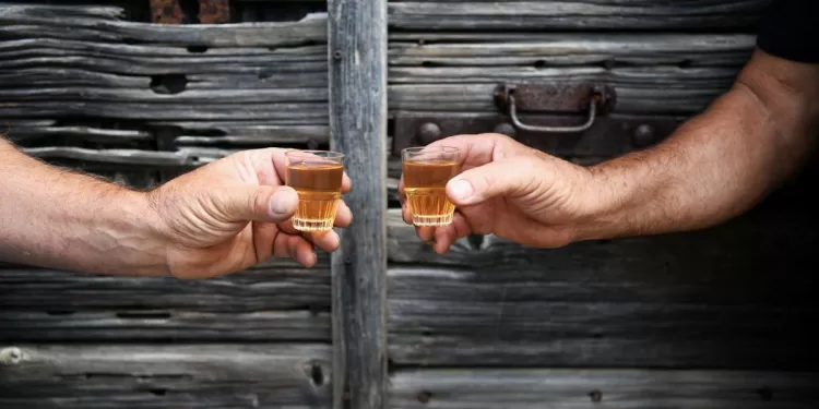 Brindisi con Vernaccia di Solarussa