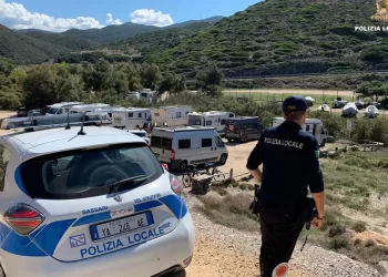 Campeggio abusivo sulle rocce di Porto Palmas