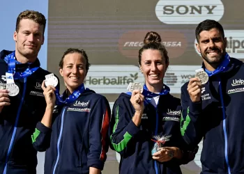 La staffetta italiana argento alla Coppa del Mondo in acque libere 2025. Foto Andrea Masini | DBM