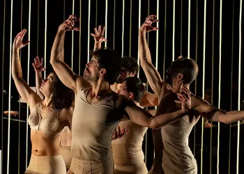 “El Festín De Los Cuerpos” delle compagnie spagnole Danza Mobile e Incubo Teatro. Foto Anne Alcocer