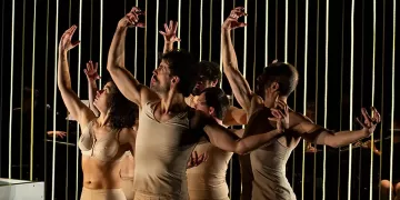 “El Festín De Los Cuerpos” delle compagnie spagnole Danza Mobile e Incubo Teatro. Foto Anne Alcocer