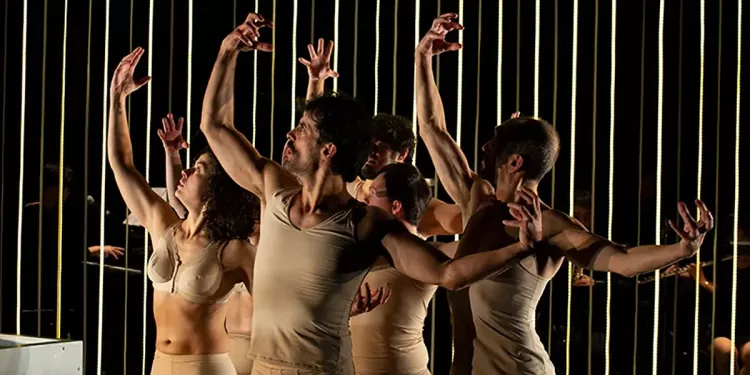 “El Festín De Los Cuerpos” delle compagnie spagnole Danza Mobile e Incubo Teatro. Foto Anne Alcocer