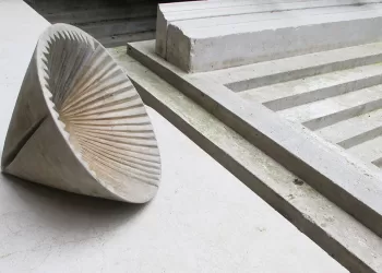 “Petra” la lampada scultura di Genesio Pistidda e Roberto Loliva