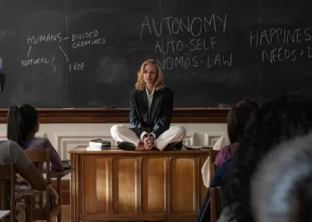 Julia Roberts in “After the Hunt: Dopo la caccia”. Foto di Yannis Drakoulidis - © 2025 Amazon Content Services LLC. All Rights Reserved