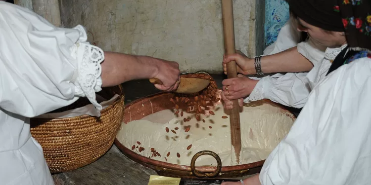 Tonara, lavorazione del torrone. License: CC BY-NC-SA.