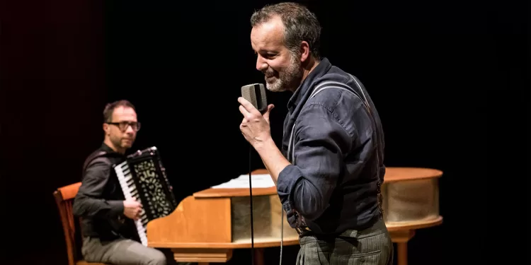 Mario Perrotta in “Nel Blu” . Foto Luigi Burroni