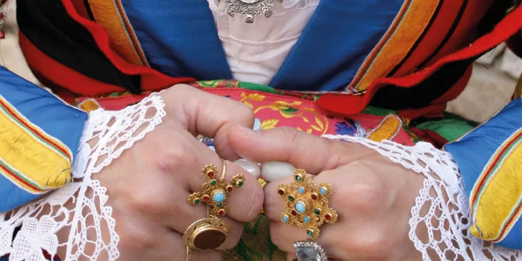 Un dettaglio dell'abito tradizionale di Orgosolo. Foto ASPEN