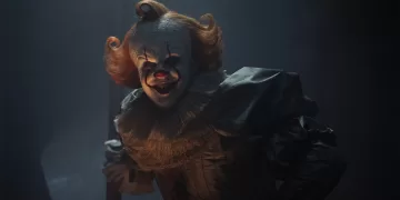 Pennywise (Bill Skarsgård) nella serie “IT: Welcome to Derry”. Foto Brooke Palmer/HBO