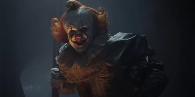 Pennywise (Bill Skarsgård) nella serie “IT: Welcome to Derry”. Foto Brooke Palmer/HBO