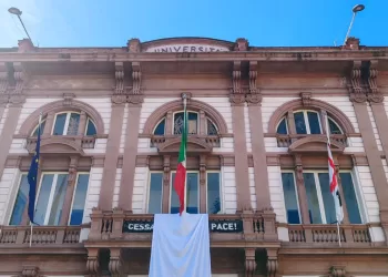 Facciata Università di Sassari con drappo bianco per la pace