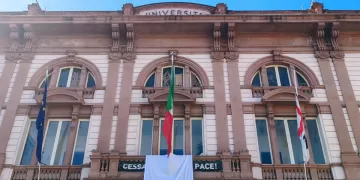 Facciata Università di Sassari con drappo bianco per la pace