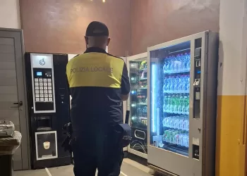 La Polizia Locale di Alghero ha sanzionato un esercizio commerciale aperto H24