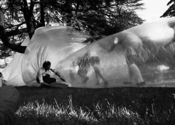 Franco Mazzucchelli, “Riappropriazione”, 1975 - Festival de L’Unita in Parco Sempione a Milano. Foto di Enrico Cattaneo