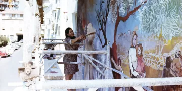 Liliana Cano mentre dipinge il “Murale dei Combattenti” di Ozieri (1971)