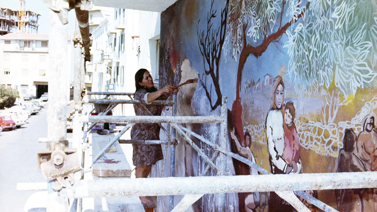 Liliana Cano mentre dipinge il “Murale dei Combattenti” di Ozieri (1971)