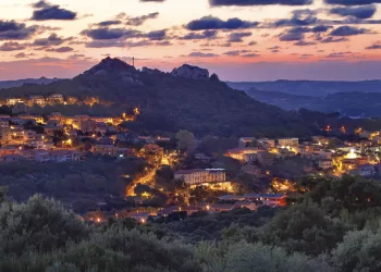 Il paese di Luogosanto adagiato ai piedi di monte Juanni visto dall'eremo di San Trano. Foto ASpexi. License: CC BY-NC-SA.