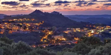 Il paese di Luogosanto adagiato ai piedi di monte Juanni visto dall'eremo di San Trano. Foto ASpexi. License: CC BY-NC-SA.