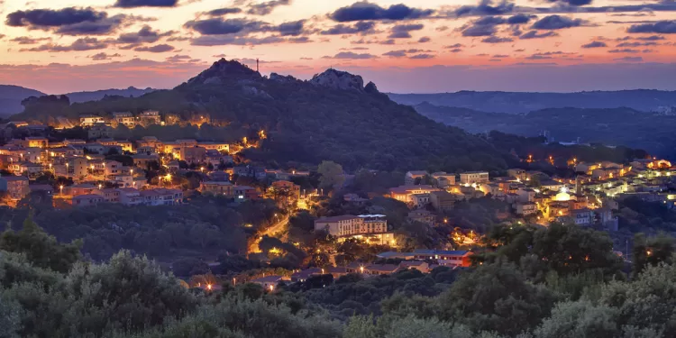 Il paese di Luogosanto adagiato ai piedi di monte Juanni visto dall'eremo di San Trano. Foto ASpexi. License: CC BY-NC-SA.