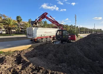 Rimozione posidonia dalla spiaggia di San Giovanni ad Alghero