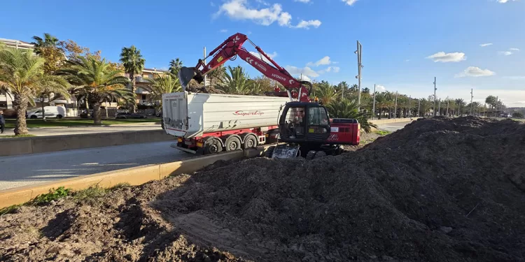 Rimozione posidonia dalla spiaggia di San Giovanni ad Alghero