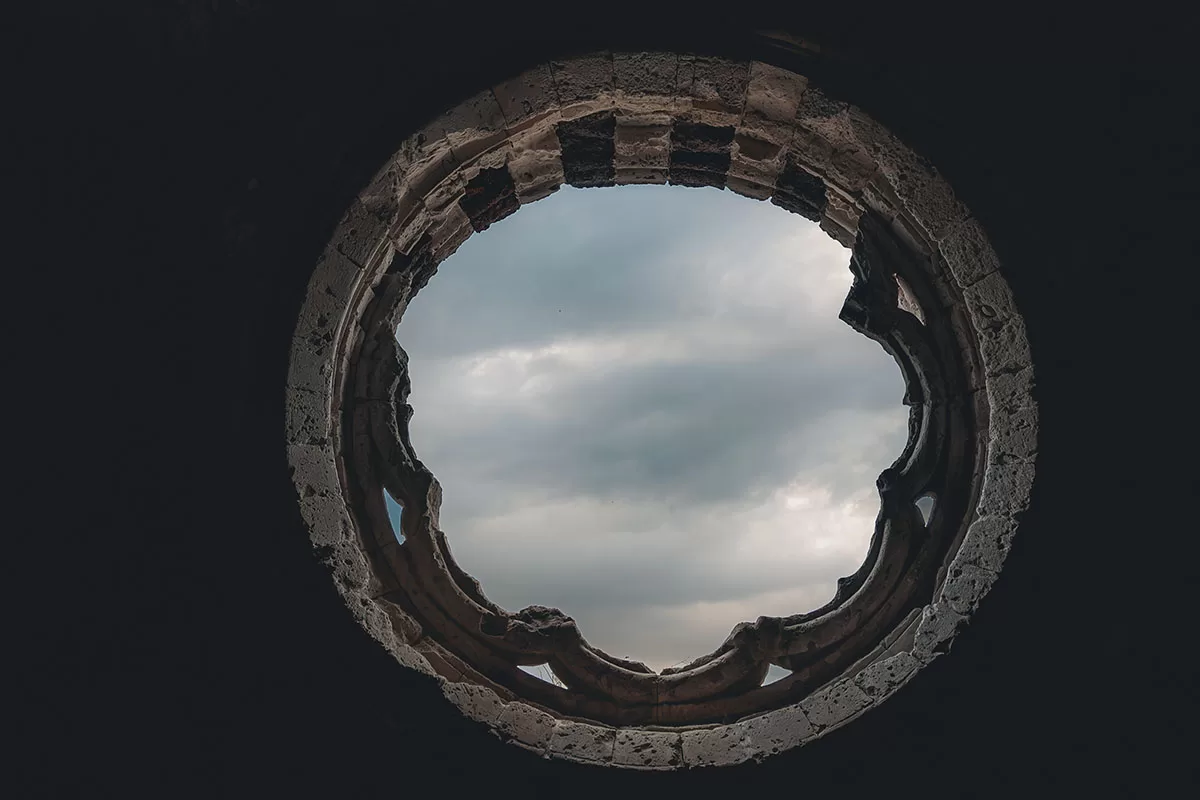 8° concorso “Anglona Photocontest”. Premio Archeologia e Architettura: Alessandra Cossu con lo scatto “Il cielo in una stanza” (Chiesa di San Pantaleo, Martis)