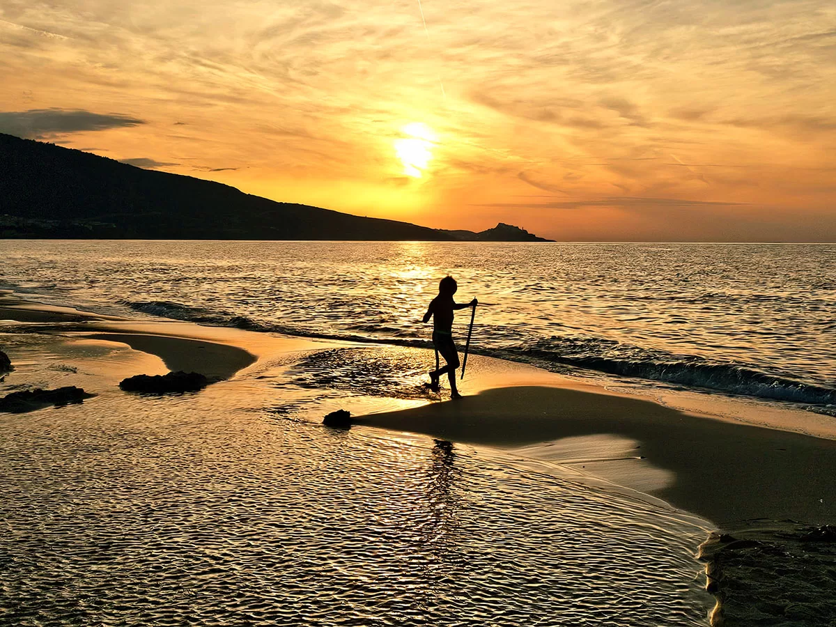 8° concorso “Anglona Photocontest”. Premio Paesaggio: Donatella Fresu con lo scatto “Passi dorati verso il tramonto” (Baia Verde, Valledoria)