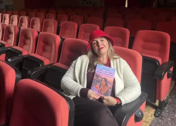 Aurora Redville torna con “Hey, mi dai il tuo numero?”