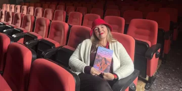 Aurora Redville torna con “Hey, mi dai il tuo numero?”