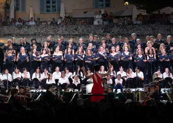 Francesca Tosi dirige l'Orchestra de Carolis. Foto Elisa Casula