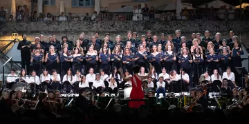 Francesca Tosi dirige l'Orchestra de Carolis. Foto Elisa Casula