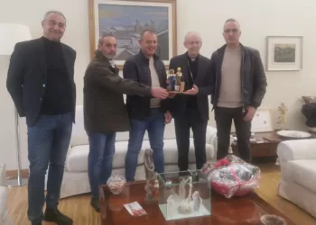 Il Vescovo Monsignor Antonello Mura con le statuine del presepe donate da Confartigianato e Coldiretti