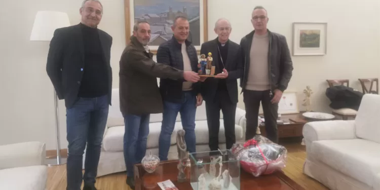 Il Vescovo Monsignor Antonello Mura con le statuine del presepe donate da Confartigianato e Coldiretti