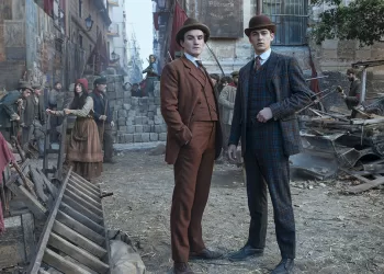 Hero Fiennes Tiffin e Dónal Finn in “Young Sherlock”. Foto Dan Smith