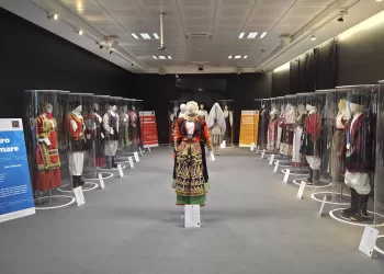 A Olbia la mostra “Trame di Sardegna – Dall’azzurro del mare al rosso della terra”