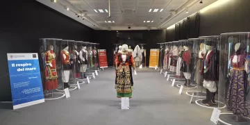 A Olbia la mostra “Trame di Sardegna – Dall’azzurro del mare al rosso della terra”