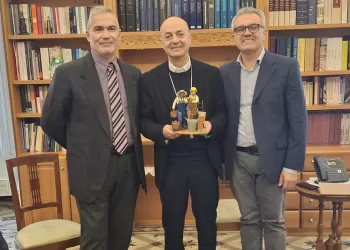 Il Vescovo Monsignor Mario Farci con le statuine del presepe donate da Confartigianato e Coldiretti